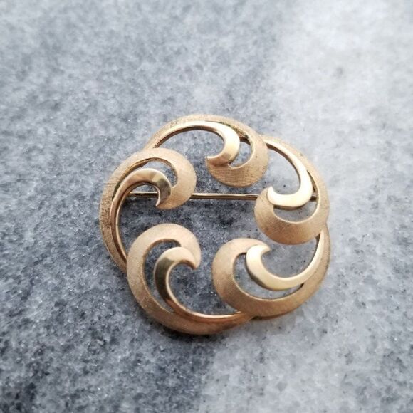 Vintage Van Dell 12k Gold Filled Swirling Circle Brooch, Lapel Pin, Minimal - Picture 1 of 5
